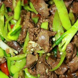 เครื่องในไก่ผัดพริกหยวก ราดข้าว