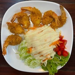 กุ้งกรอบ ไม่อมน้ำมัน ผักสดดีมาก น้ำสลัดอร่อยไม่เลี่ยน เมนูนี้ถูกใจเด็กๆ และคนสูง