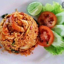 ข้าวผัดต้มยำทะเล กุ้ง+ปลาหมึก
