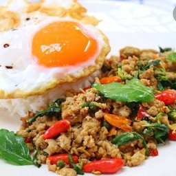 กระเพราหมูสับพริกแห้ง ราดข้าว