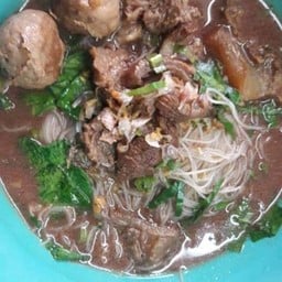 ก๋วยเตี๋ยวเนื้อตุ๋นน้ำตก
