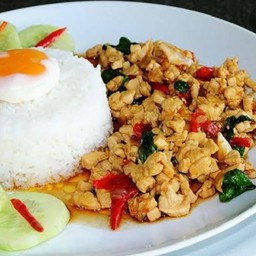 กระเพราไก่ ราดข้าว