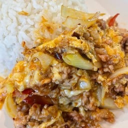 หมูสับพริกเผาคั่วไข่ราดข้าว