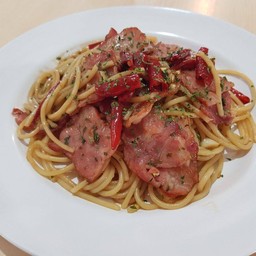 สปาเก็ตตี้ผัดพริกแห้งแฮม