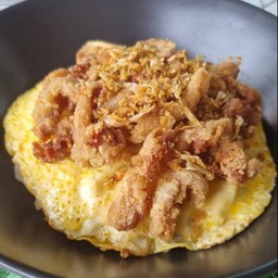 ข้าวไข่นุ่มสามชั้นทอดกระเทียม