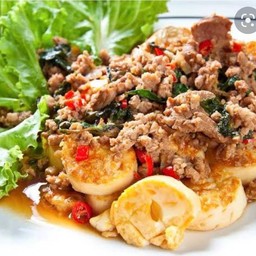 กระเพราหมูสับเต้าหู้ไข่ ราดข้าว