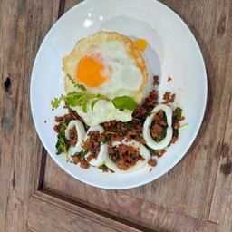 กระเพราปลาหมึก+หมู+ไข่ดาว