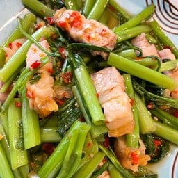 ผัดผักบุ้งไฟแดงหมูกรอบ (กับข้าว)
