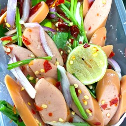 ยำไส้กรอกหมูสับ