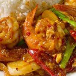 ผัดพริกสดหอมใหญ่กุ้งราดข้าว