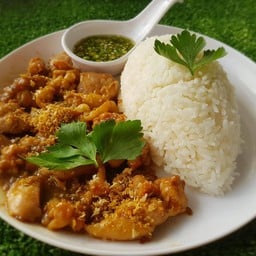 ไก่กระเทียมพริกไทราดข้าวรสชาตเข้มข้มหอมอร่อย