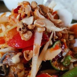ส้มตำไทยใส่ปู