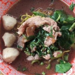 ก๋วยเตี๋ยวหมูตุ๋นน้ำตก