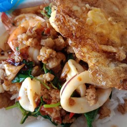 กระเพรารวมมิตรราดข้าว (หมู กุ้ง หมึก)