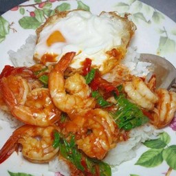 กระเพรากุ้งราดข้าว