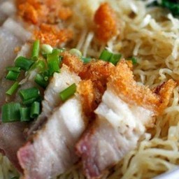 หมี่เกี๊ยวหมูกรอบ หมี่นุ่มหมูกรอบหอมละมุน จนหยุดไม่อยู่
