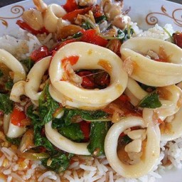 กระเพราปลาหมึกราดข้าว