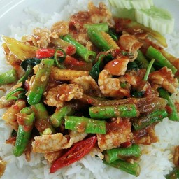 ข้าวผัดพริกแกงไก่ใส่ถั่ว