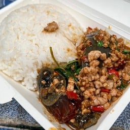 ผัดกะเพราหมูสับ+ไข่เยี่ยวม้า