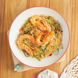 เส้นหมี่ผัดผักกระเฉดกุ้งสด