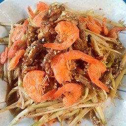 ยำมะม่วงกุ้งแห้งปลากรอบ