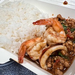 ผัดกะเพรารวม (หมู+หมึก+กุ้ง)