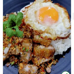 ข้าวหมูกรอบกระเทียมพริกไทย ไข่ดาว
