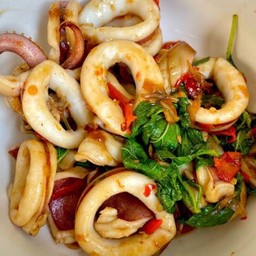 ข้าวกะเพราปลาหมึก