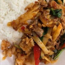 ข้าวราดผัดพริกแกงไก่หน่อไม้