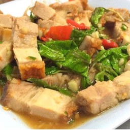 ผัดกะเพราหมูกรอบ