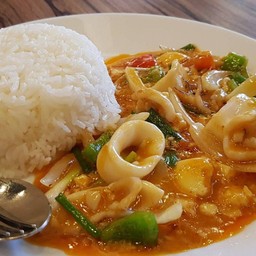 ปลาหมึกผัดไข่เค็มราดข้าว