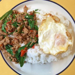 กะเพราหมูสับไข่ดาว