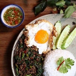 ลุงเบิ้ม กะเพราป่า @ดำเนินสะดวก