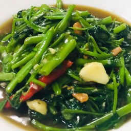 ผัดผักบุ้งหมูกรอบ กับข้าว