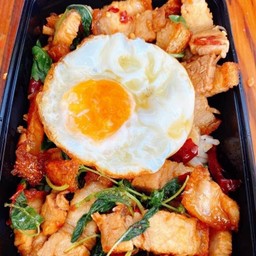 ข้าวกะเพราหมูกรอบพิเศษ ไข่ดาว