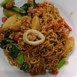 [อร่อยซ่ากับโค้ก] มาม่าผัดขี้เมาทะเล+  โค้ก ออริจินัล (กระป๋อง)