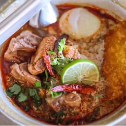 เตี๋ยวต้มยำน้ำข้นไข่ซี่โครงหมูตุ๋น