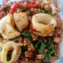 ข้าวกะเพราหมูสับปลาหมึก