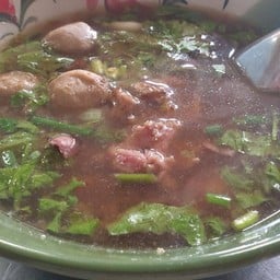 ก๋วยเตี๋ยวเนื้อวัดดงมูลเหล็กเจ้าเก่า สี่แยกไฟฉาย