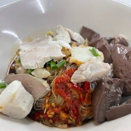นุ้ย ก๋วยเตี๋ยวหมูโบราณ ตลาดล่าง