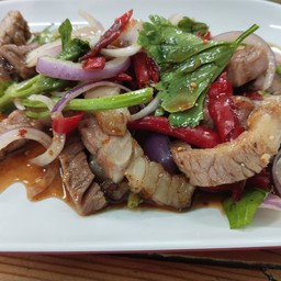 ยำคอหมูย่าง