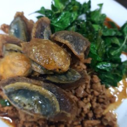 ไข่เยี่ยวม้ากระเพรากรอบ