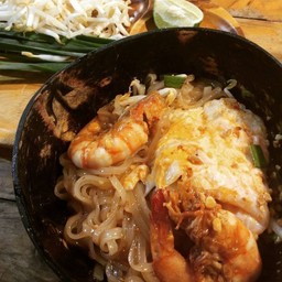 ผัดไทกุ้งผัดไข่ดาว2ฟอง