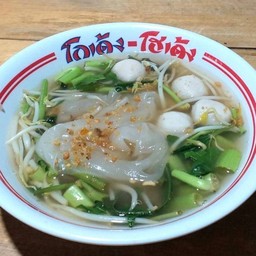 เส้นใหญ่ลูกชิ้นเนื้อ (โกเด้ง) น้ำใส