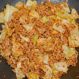 มาม่าผัดพริกหมูไข่