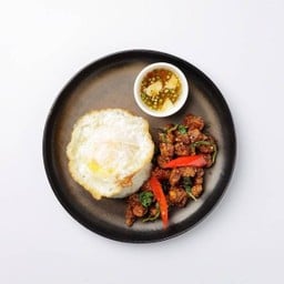 ข้าวกะเพราหมูกรอบ ไข่ดาว