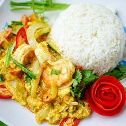 กุ้งผัดผงกระหรี่ราดข้าว