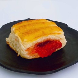 ขนมปังไส้แยมสตรอว์เบอรี่