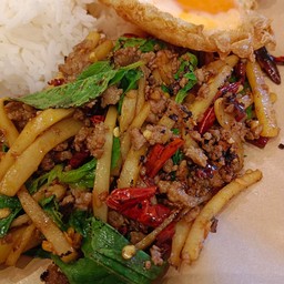 กะเพราหน่อไม้หมูสับพริกแห้ง