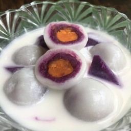 ขัวลอยมันม่วงไข่เค็ม(Bualoy with purple sweet potato and salted egg)